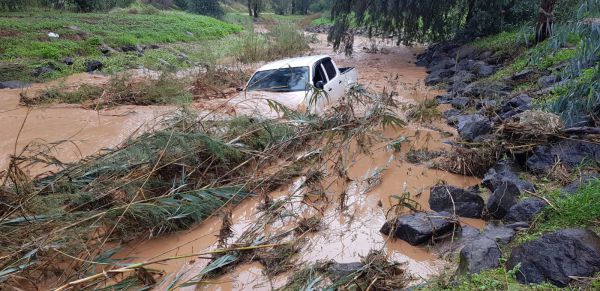 במזג האוויר הסוער: חולצו 12 בני אדם שנלכדו בגשם