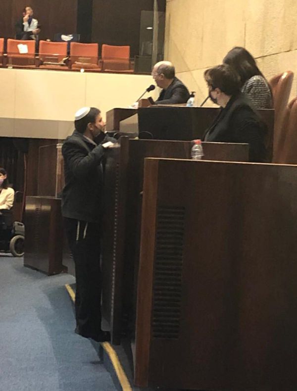 טור וידיאו | לקדם מדיניות לא צריך "טייטל", רק אג'נדה