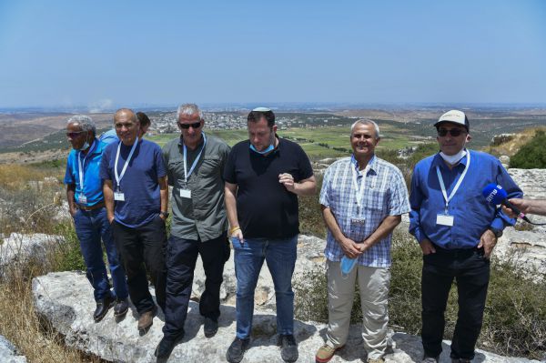 האלופים במיל' לבני גנץ: חזור בך או התפטר