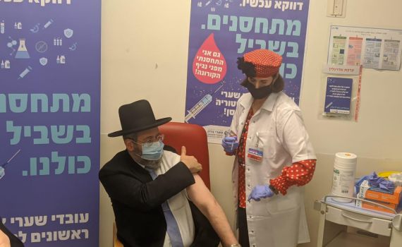 הרב הראשי לישראל לאחר החיסון: זהו יום מיוחד מאוד