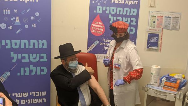 הרב הראשי לישראל לאחר החיסון: זהו יום מיוחד מאוד