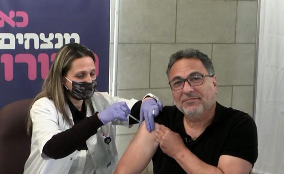 נתנו כתף: אלו המפורסמים שהתחסנו ראשונים לקורונה
