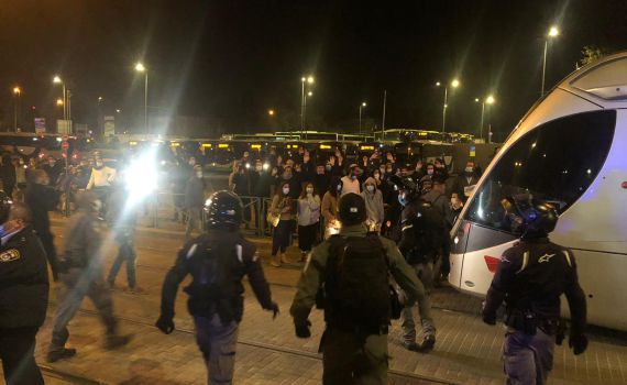עימותים עם המשטרה וחסימה של הרכבת הקלה