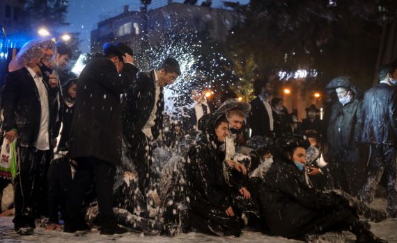 הכניסה לירושלים נחסמה: מאות חרדים מפגינים