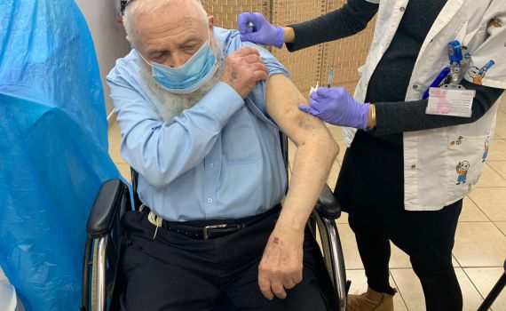 הרב חיים דרוקמן בן ה-88 התחסן היום נגד קורונה