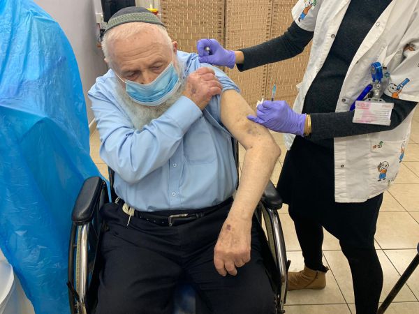 הרב חיים דרוקמן בן ה-88 התחסן היום נגד קורונה