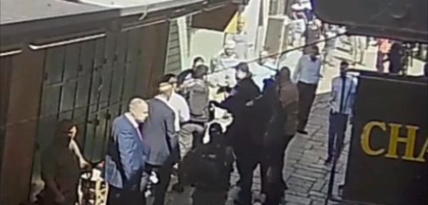 צפו: כך ערבי תקף יהודי בעיר העתיקה