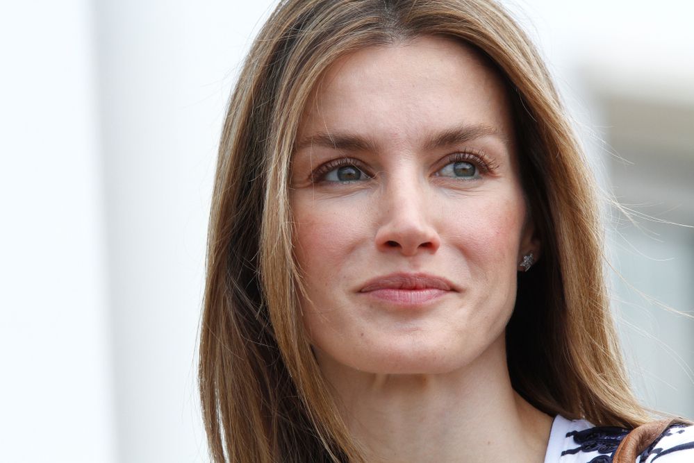 לטיסיה מלכת ספרד כובשת בשמלה של מותג אמריקני