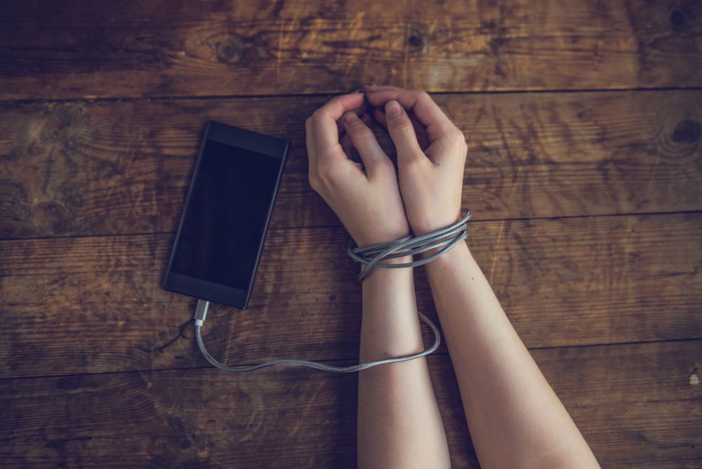 אבא, אמא, גם אתם מכורים, ואין לכם אומץ להודות