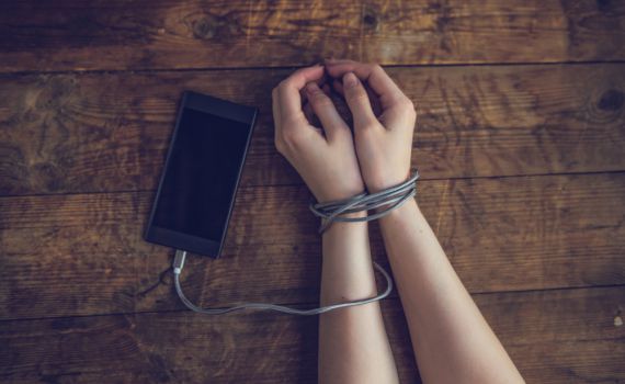 אבא, אמא, גם אתם מכורים, ואין לכם אומץ להודות