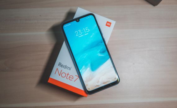 אחרי אפל: חברה נוספת לא תכלול מטען לטלפון בקופסה