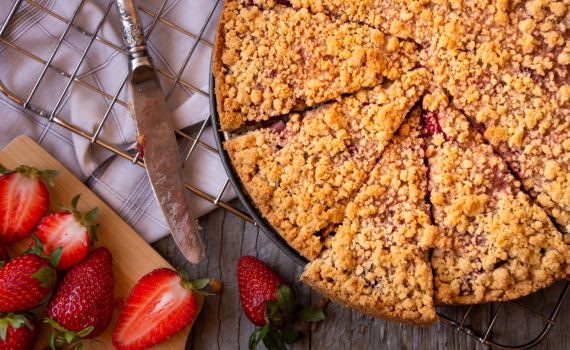 למביני עניין: מתכון לקראמבל תותים ואגוזים