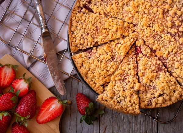 למביני עניין: מתכון לקראמבל תותים ואגוזים