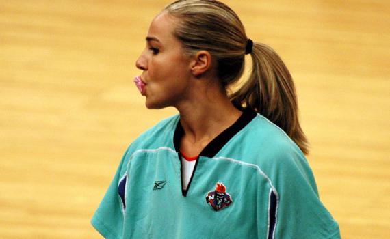 לראשונה בהיסטוריה: מאמנת הובילה קבוצת NBA