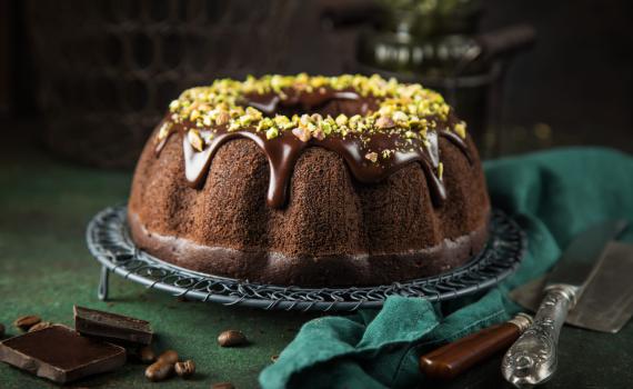 פינוק לשבת חורפית: מתכון לעוגת שוקולד פיסטוק