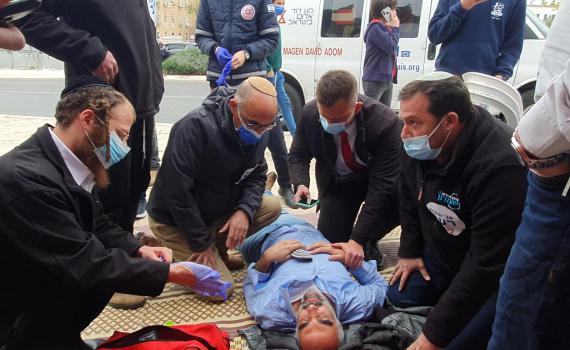 שובת הרעב איתי זר התמוטט ופונה לבית החולים