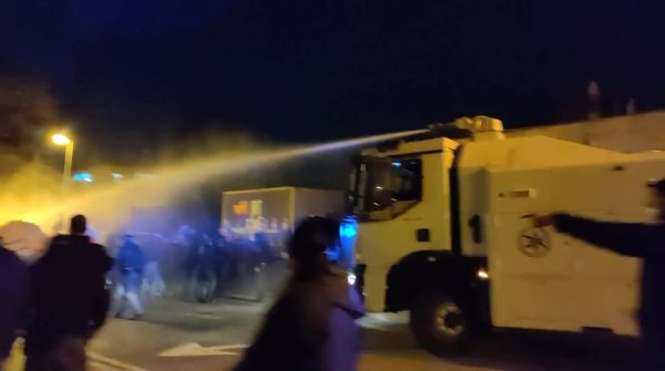 צפו: מפגיני בלפור פורצים מחסום, ונתקלים במכת"זית