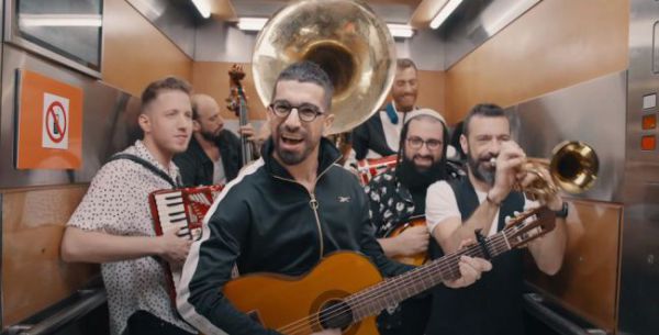 מפתיע: כך נשמע הלהיט של חנן בן ארי ברוסית. צפו