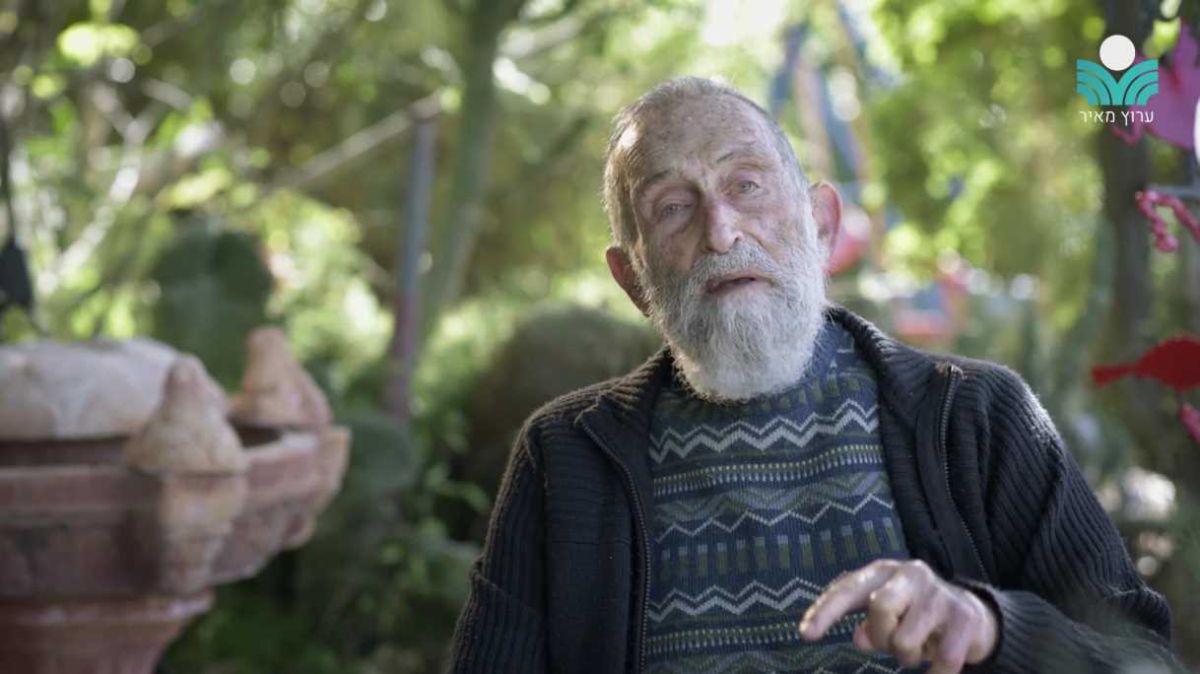 צפו: ניצול השואה הסרוג שמגדל עצים ייחודיים בביתו