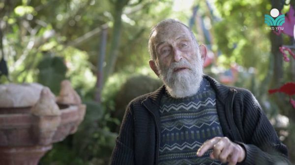 צפו: ניצול השואה הסרוג שמגדל עצים ייחודיים בביתו