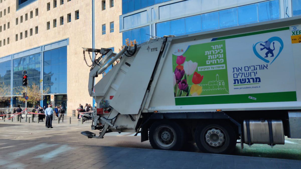 ירושלים: בת 63 נדרסה למוות מפגיעת משאית זבל