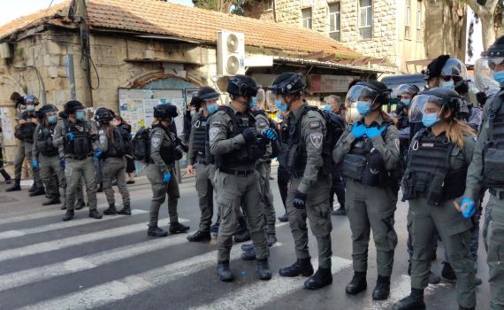 שוב עימותים בין שוטרים לחרדים במאה שערים. צפו