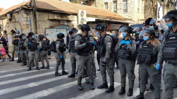 שוב עימותים בין שוטרים לחרדים במאה שערים. צפו