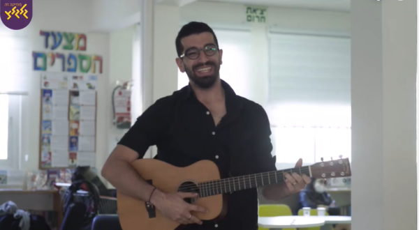 צפו: ההפתעה המרגשת של חנן בן ארי