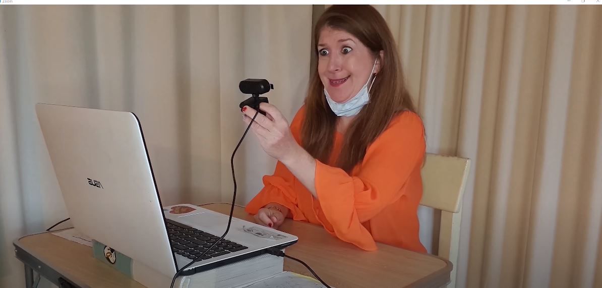 צפו: נויה מנדל בפרודיה משעשעת על מופעי הזום