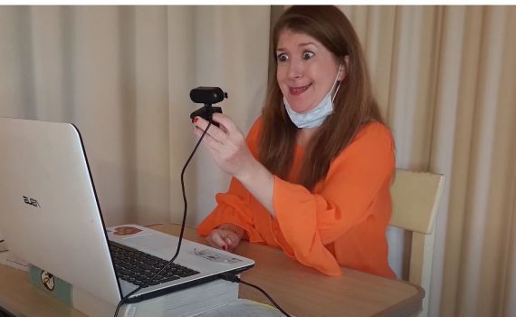 צפו: נויה מנדל בפרודיה משעשעת על מופעי הזום