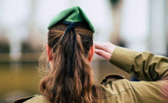 חיילת הותקפה על ידי מאות חרדים וחולצה בתחפושת