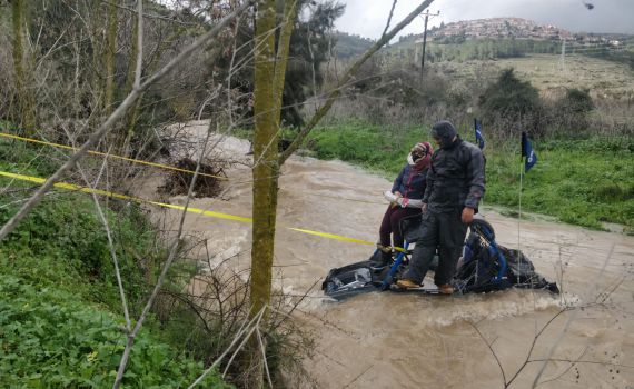 אב ובנו נלכדו בשיטפון ליד גשר הרכבת בירושלים