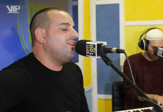 מפתיע: עקיבא עושה עדן חסון. צפו