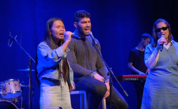 צפו: להקת שלוה ואורי ששון עושים אביתר בנאי