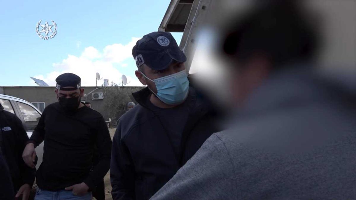 צפו: מעצר הנער הבדואי שחילל מצבות בבית הקברות