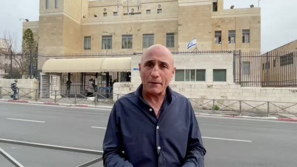 שלח בבית המשפט: "למה נתניהו לא פה?"