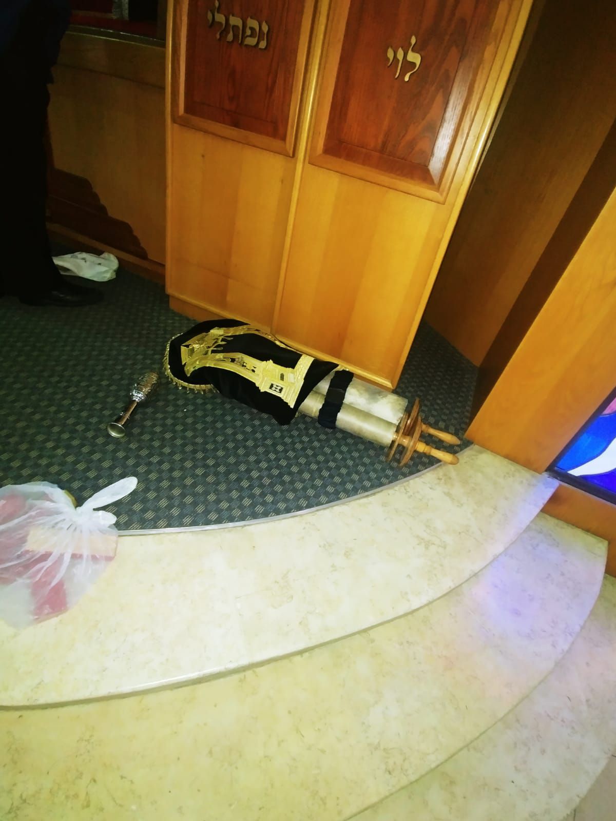 זעזוע: בית הכנסת נפרץ; ספר תורה הושלך על הרצפה