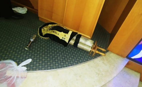 זעזוע: בית הכנסת נפרץ; ספר תורה הושלך על הרצפה