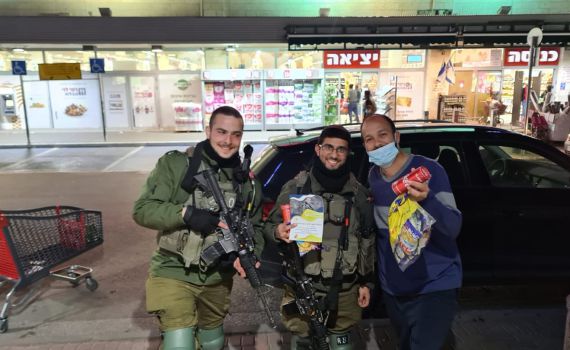 קולה, במבה, והמון אהבה – בואו להיות 'ג'וחא' ליום אחד