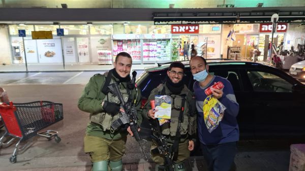 קולה, במבה, והמון אהבה – בואו להיות 'ג'וחא' ליום אחד