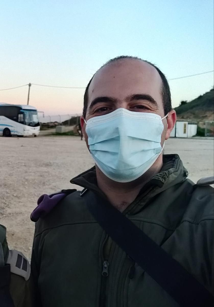 רופא צבאי עובד 24/7, ועכשיו העומס גדל ב-40%