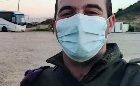 רופא צבאי עובד 24/7, ועכשיו העומס גדל ב-40%