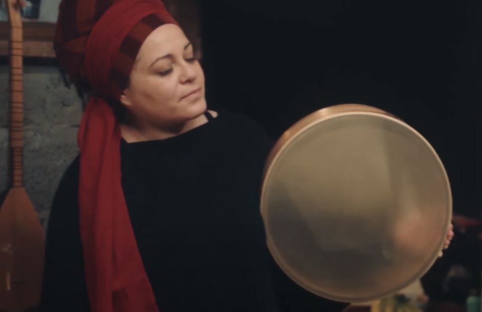 בהשראת שיר השירים: דין דין אביב חוזרת בשיר מרגש