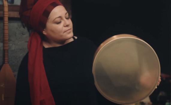 בהשראת שיר השירים: דין דין אביב חוזרת בשיר מרגש