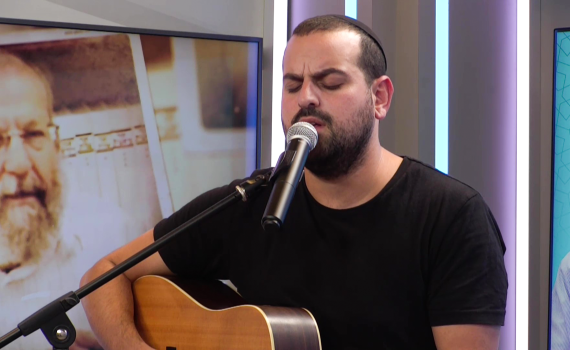 צפו: עקיבא מבצע את "רק עוד רגע" במשדר סרוגים