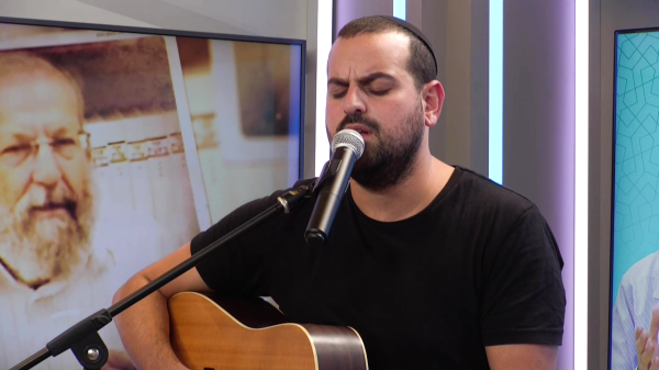 צפו: עקיבא מבצע את "רק עוד רגע" במשדר סרוגים