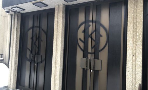 אנטישמיות בקנדה: צלבי קרס על קיר בית הכנסת