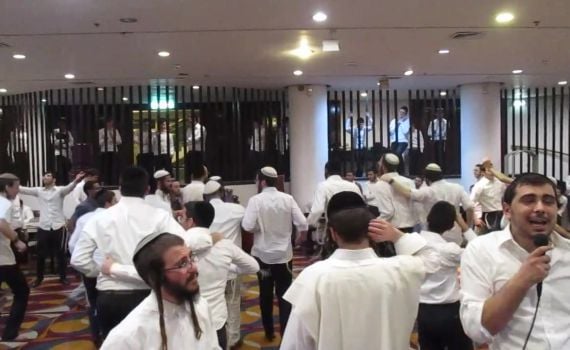 בלי מחיצות: חרדים וסרוגים רוקדים יחד במלונית קורונה