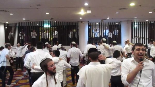 בלי מחיצות: חרדים וסרוגים רוקדים יחד במלונית קורונה