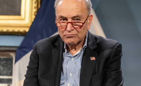 מנהיג הדמוקרטים בסנאט קורא להדחת טראמפ